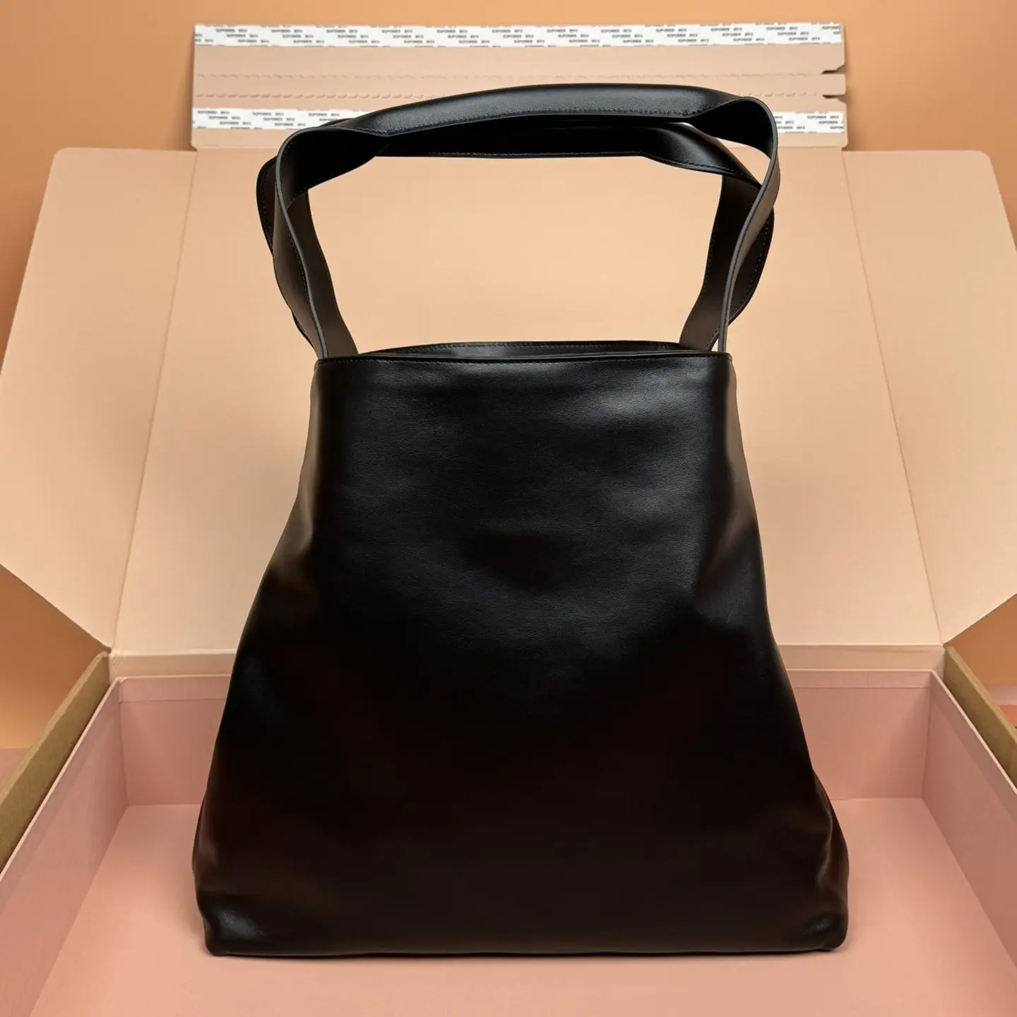 MiuMiu 5BC119：仿舊牛皮表面深淺變化