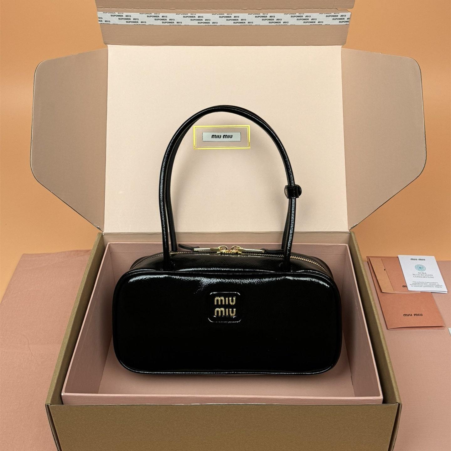 高仿miumiu*Beau系列5BB173漆面羊皮手提包黑色免檢版