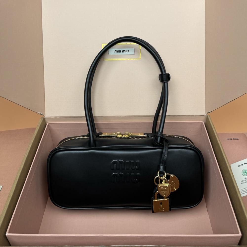高仿miumiu*Beau系列5BB173小牛皮手提袋黑色免檢版