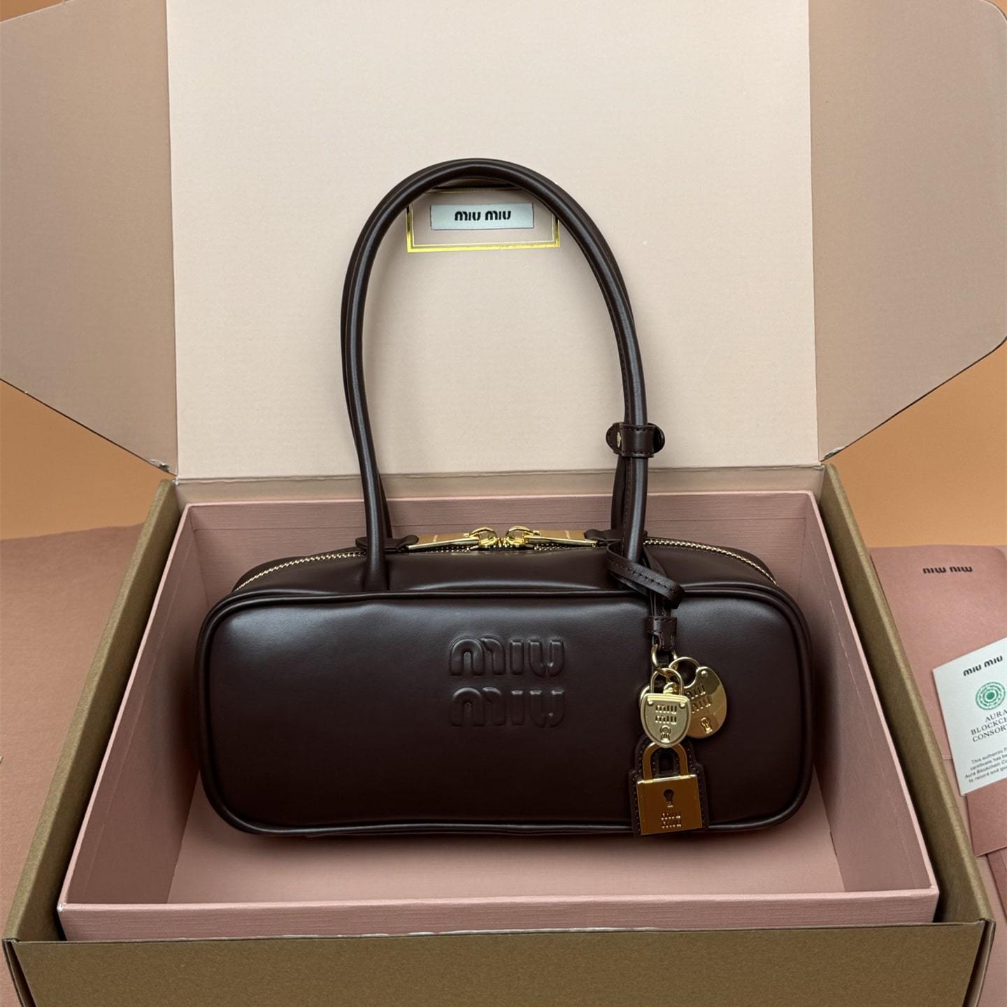 高仿miumiu*Beau系列5BB173小牛皮手提袋石楠木色免檢版