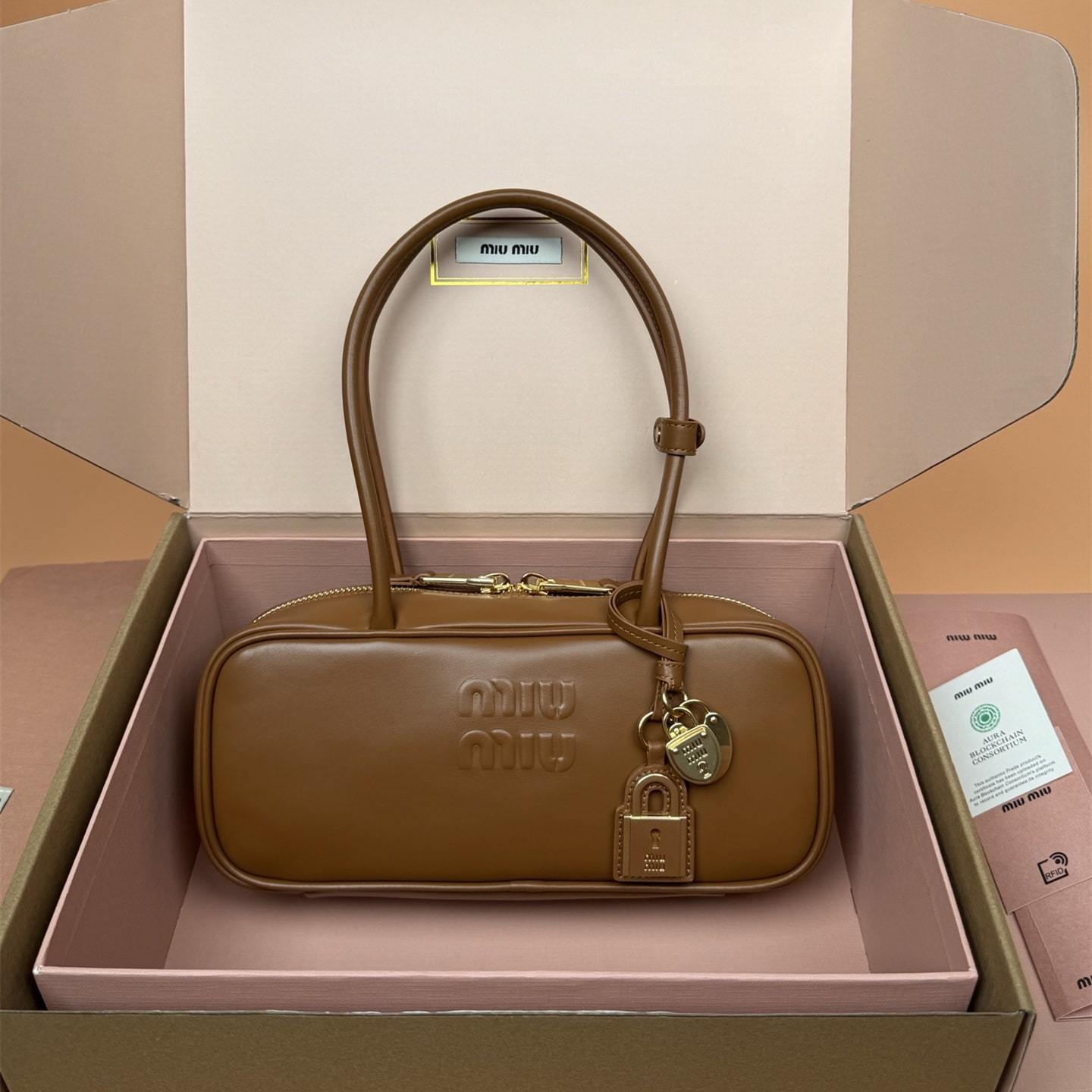 高仿miumiu*Beau系列5BB173小牛皮手提袋棕色免檢版