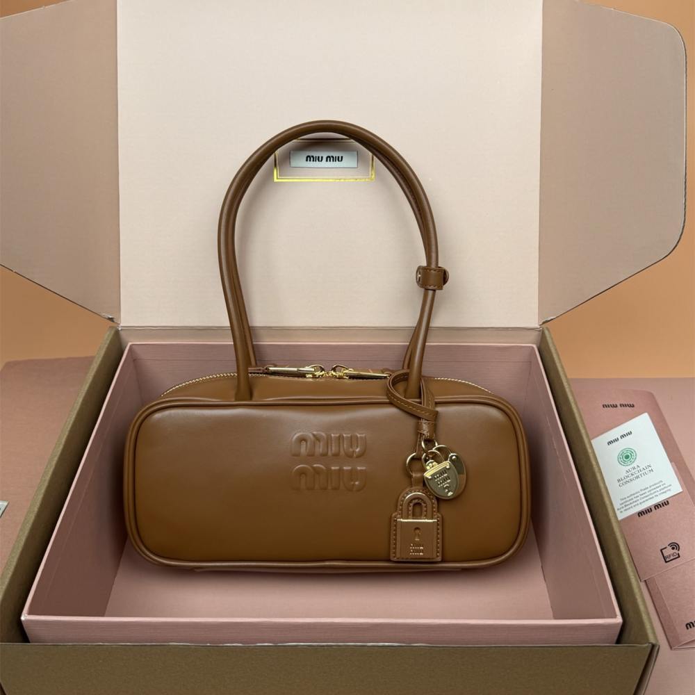高仿miumiu*Beau系列5BB173小牛皮手提袋棕色免檢版