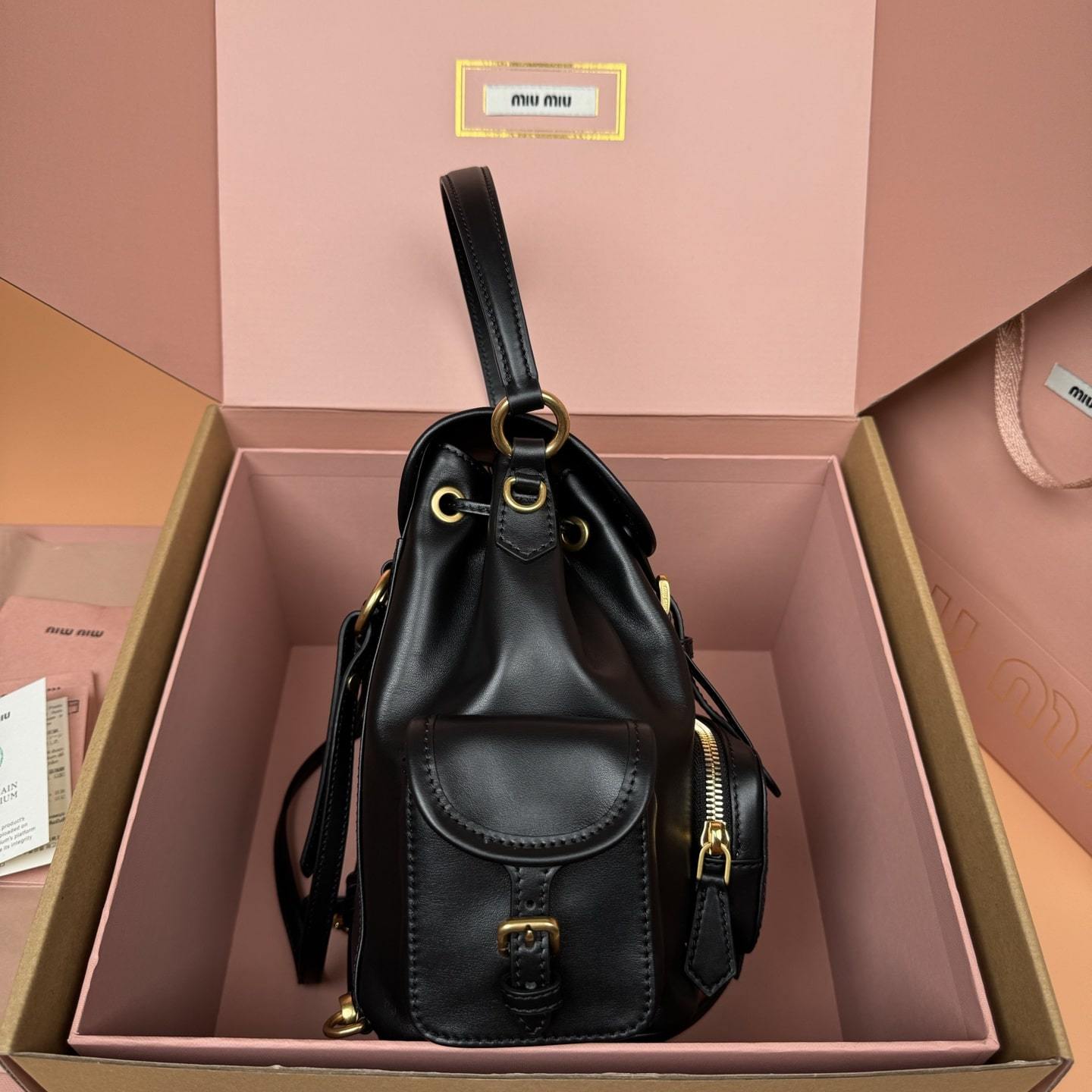 高仿miumiu*5BZ043牛皮雙肩包黑色小號免檢版