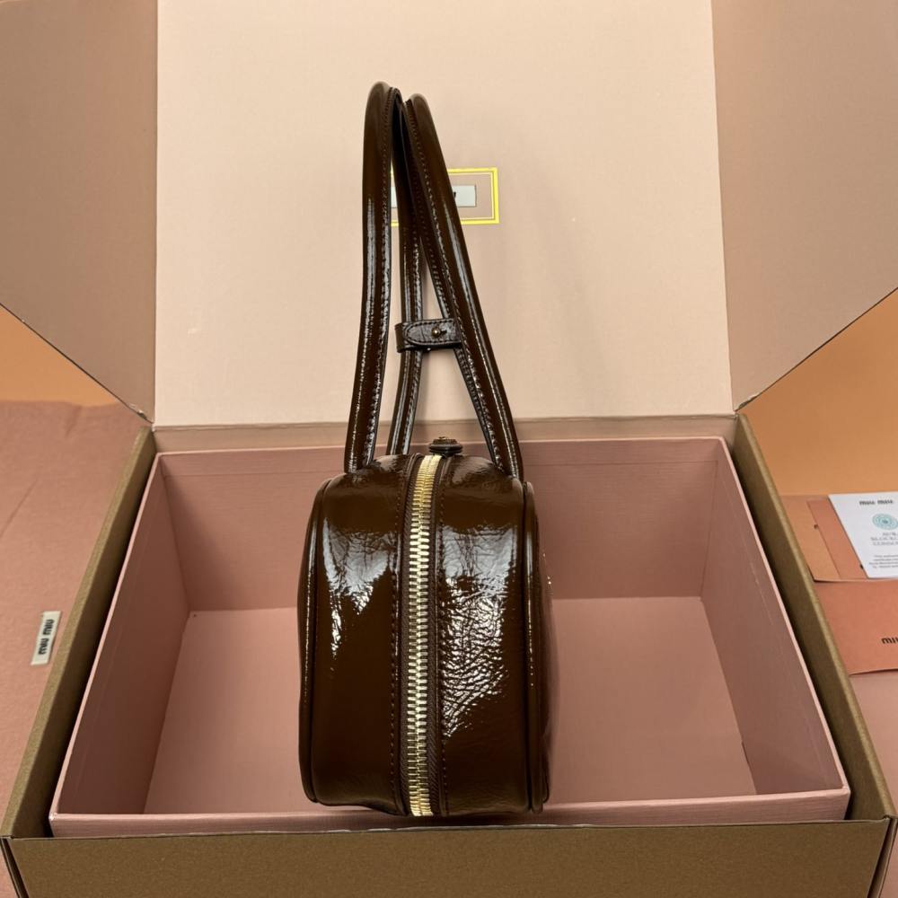 高仿miumiu*Beau系列5BB173漆面羊皮手提包棕色免檢版