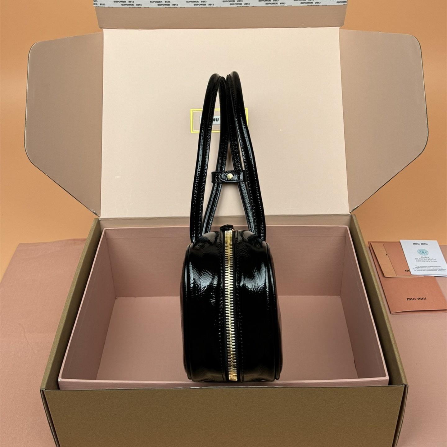 高仿miumiu*Beau系列5BB173漆面羊皮手提包黑色免檢版