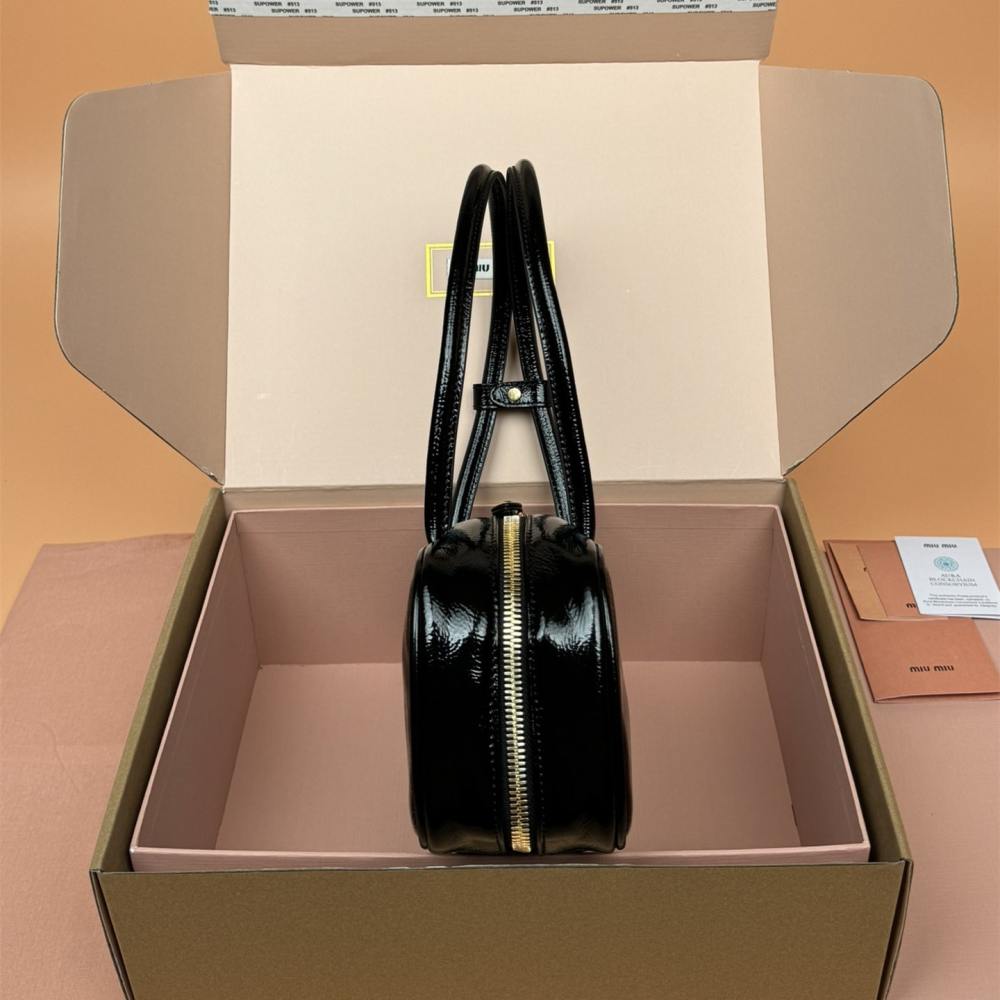 高仿miumiu*Beau系列5BB173漆面羊皮手提包黑色免檢版