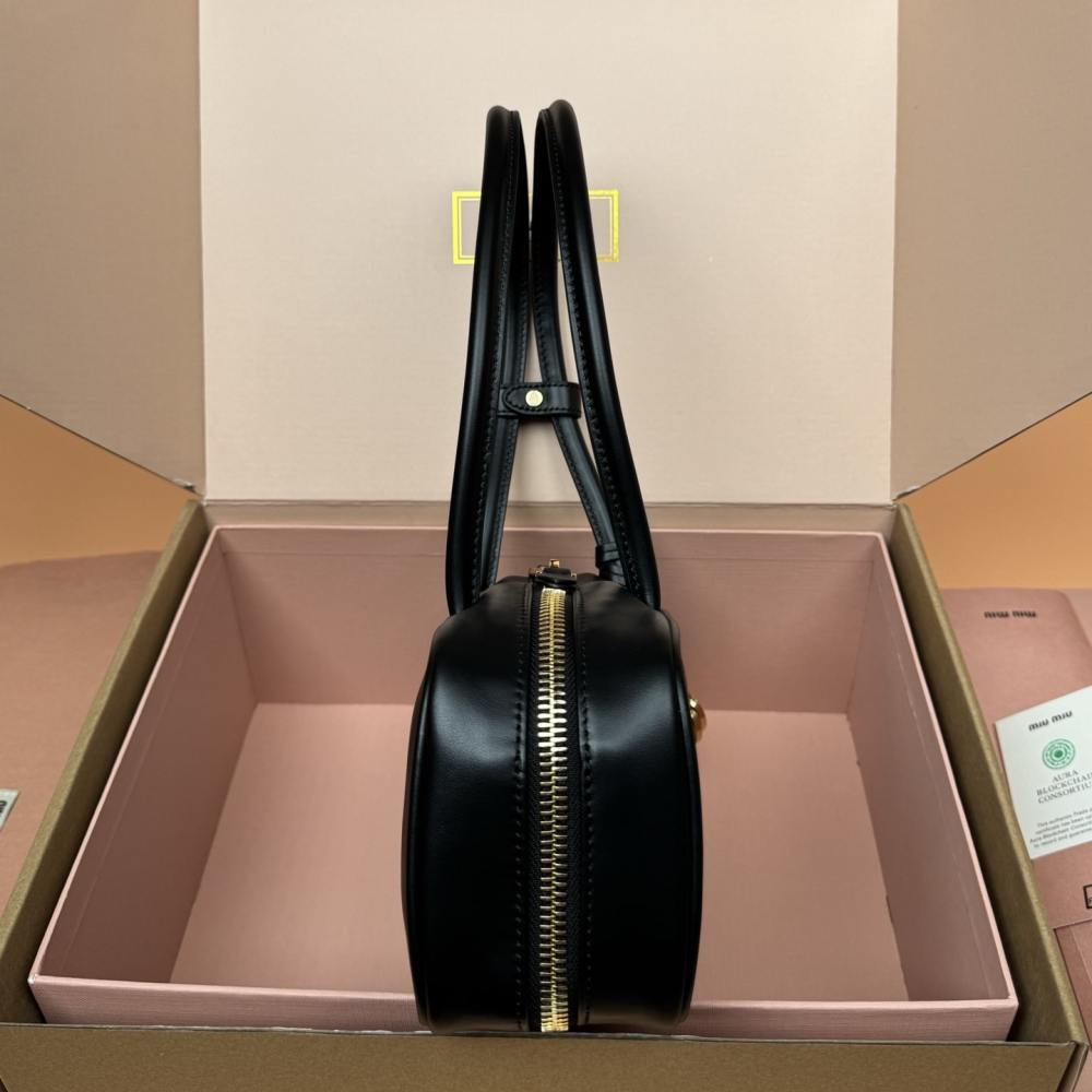 高仿miumiu*Beau系列5BB173小牛皮手提袋黑色免檢版