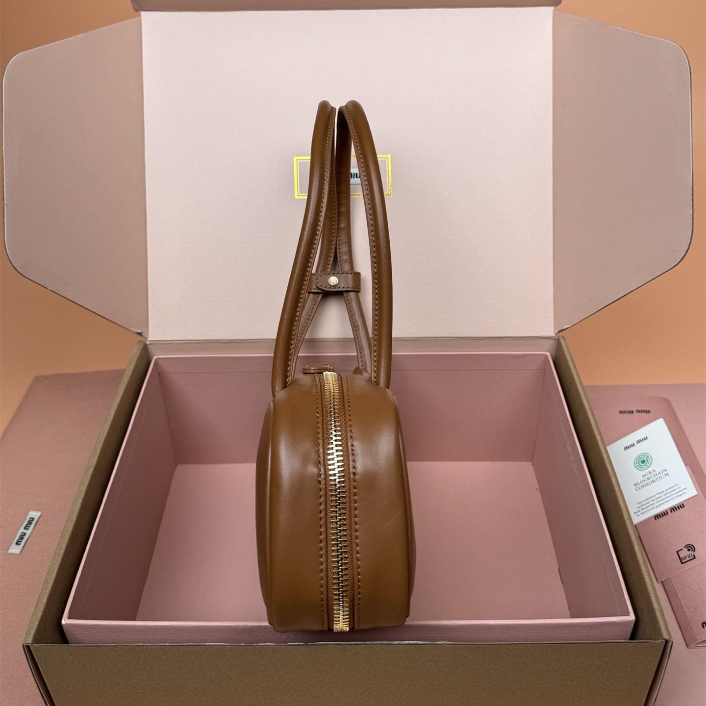 高仿miumiu*Beau系列5BB173小牛皮手提袋棕色免檢版