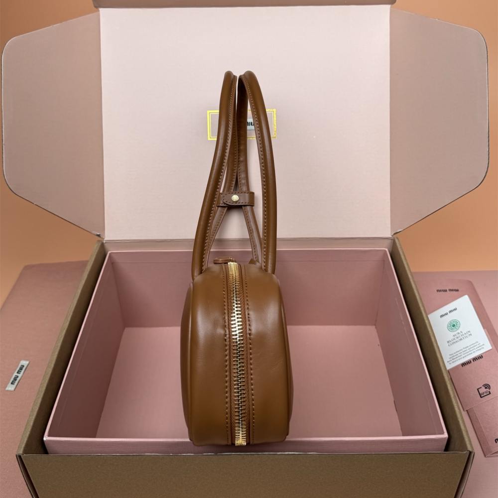 高仿miumiu*Beau系列5BB173小牛皮手提袋棕色免檢版