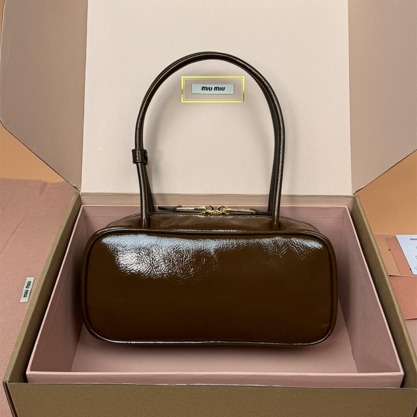 高仿miumiu*Beau系列5BB173漆面羊皮手提包棕色免檢版
