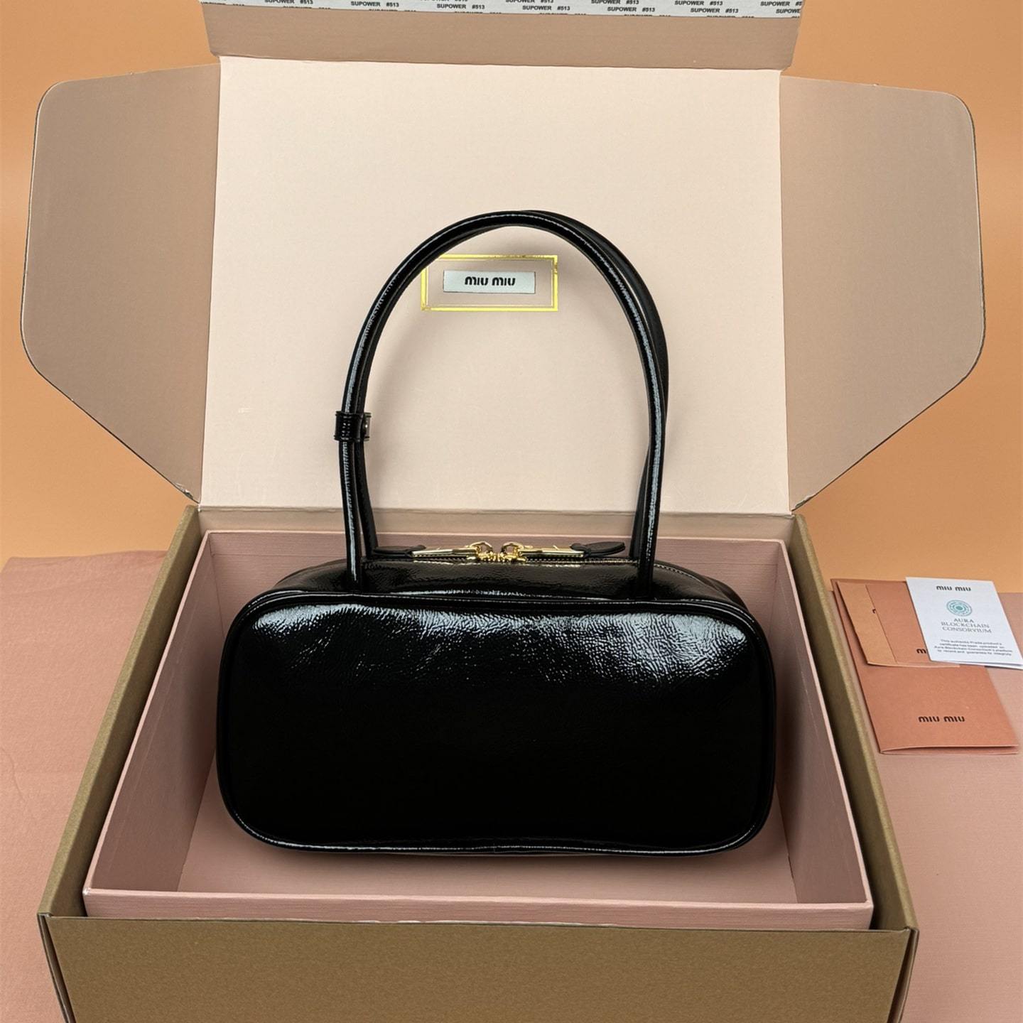 高仿miumiu*Beau系列5BB173漆面羊皮手提包黑色免檢版