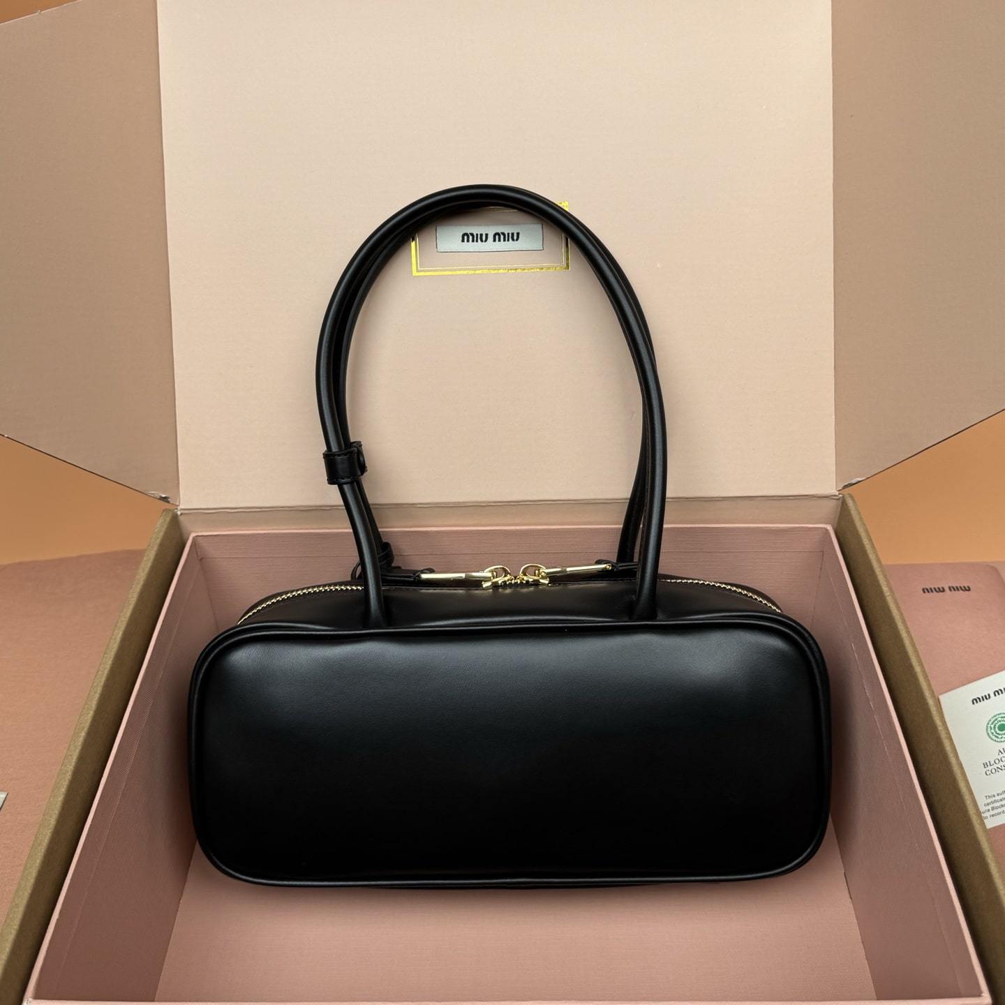 高仿miumiu*Beau系列5BB173小牛皮手提袋黑色免檢版