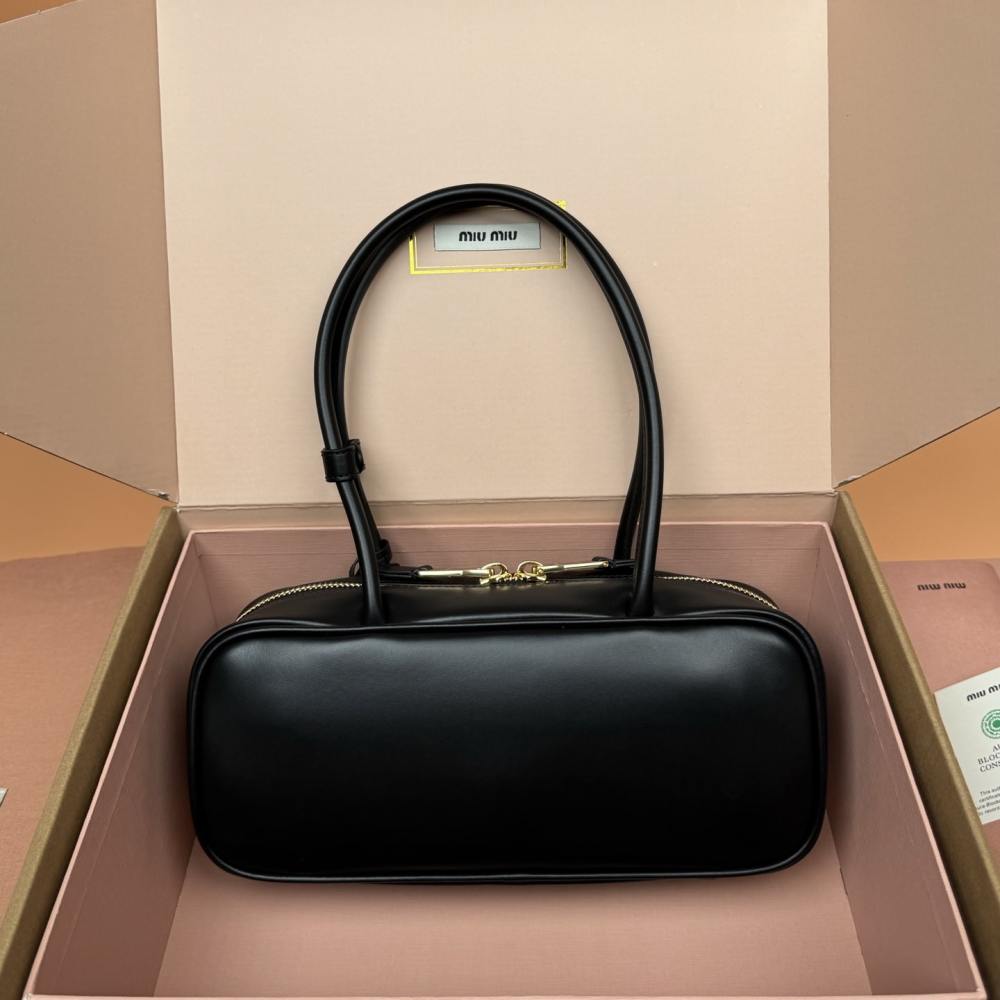 高仿miumiu*Beau系列5BB173小牛皮手提袋黑色免檢版
