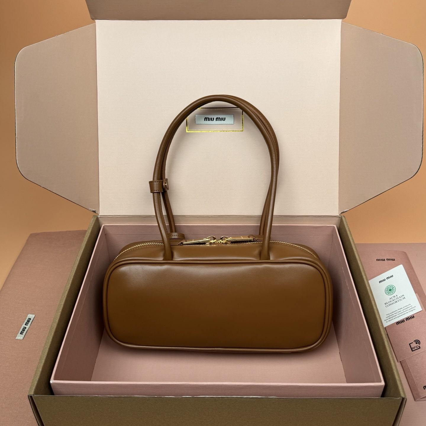 高仿miumiu*Beau系列5BB173小牛皮手提袋棕色免檢版