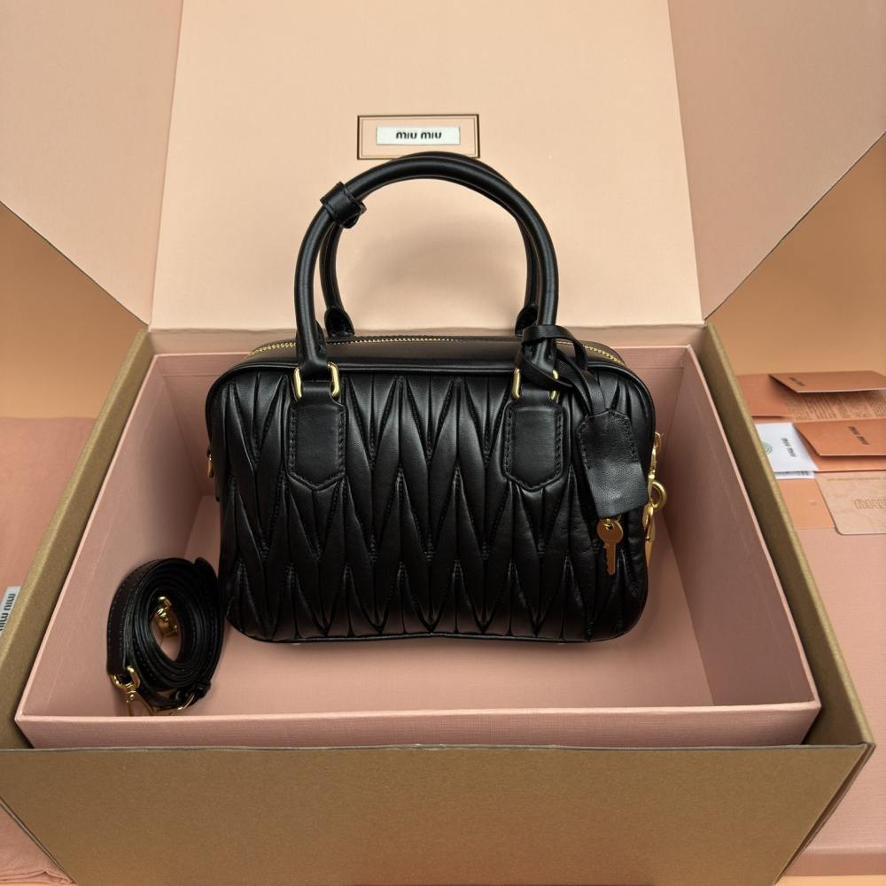 高仿miumiu*Arcadie系列5BB124小羊皮單肩包黑色大號免檢版