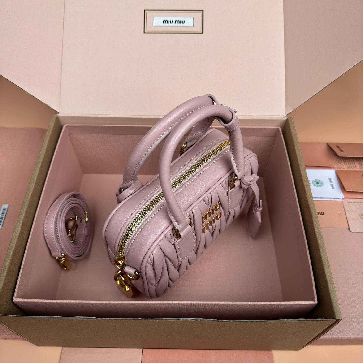 高仿miumiu*Arcadie系列5BB123小羊皮斜挎包粉色小號免檢版