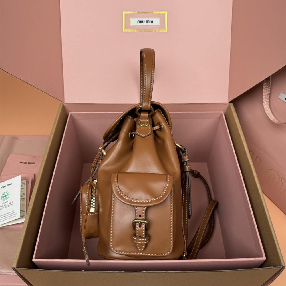 高仿miumiu*5BZ043牛皮雙肩包棕色小號免檢版