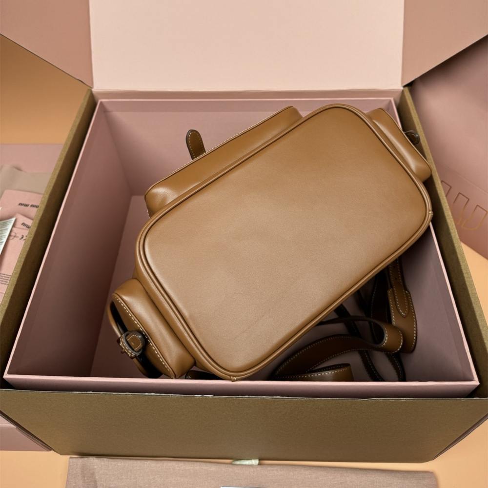 高仿miumiu*5BZ042牛皮雙肩包棕色大號免檢版