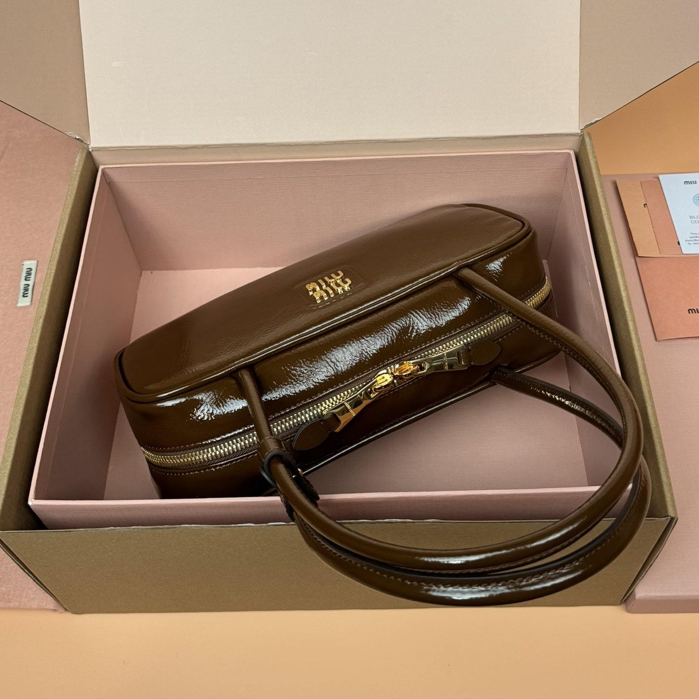 高仿miumiu*Beau系列5BB173漆面羊皮手提包棕色免檢版