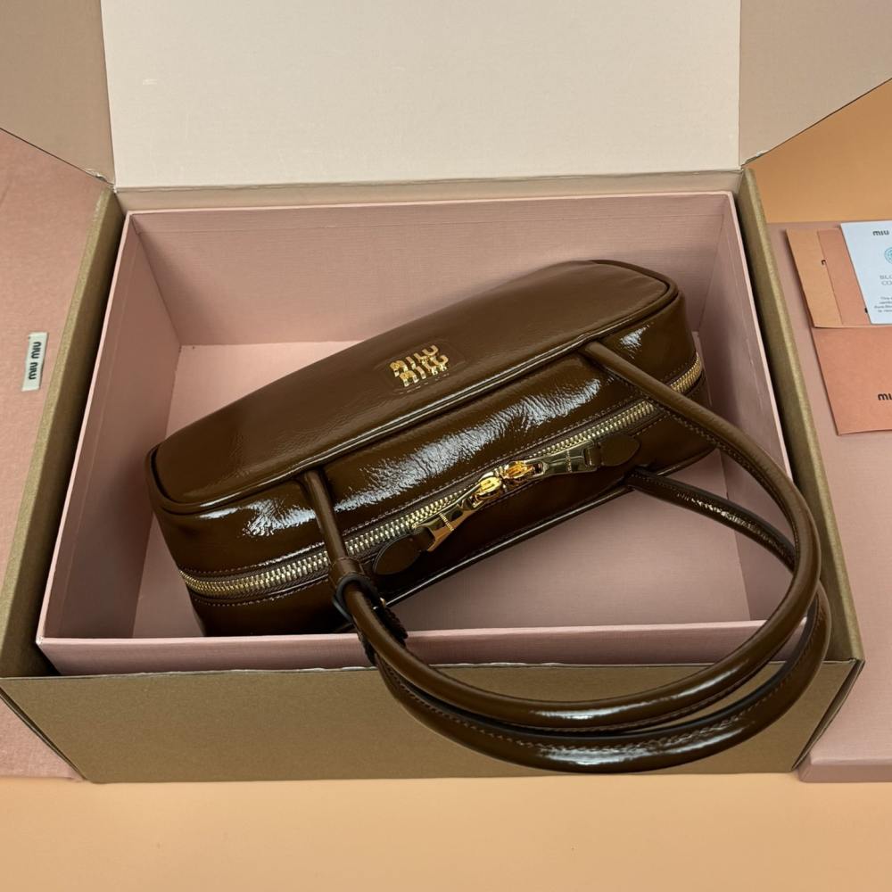 高仿miumiu*Beau系列5BB173漆面羊皮手提包棕色免檢版