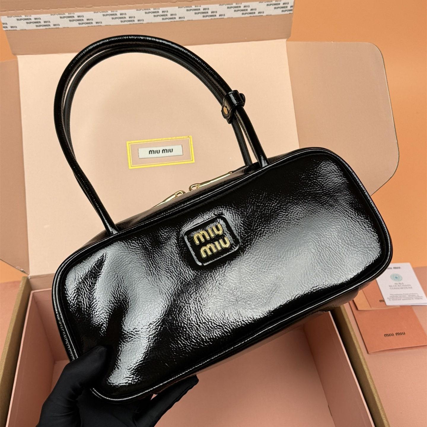高仿miumiu*Beau系列5BB173漆面羊皮手提包黑色免檢版