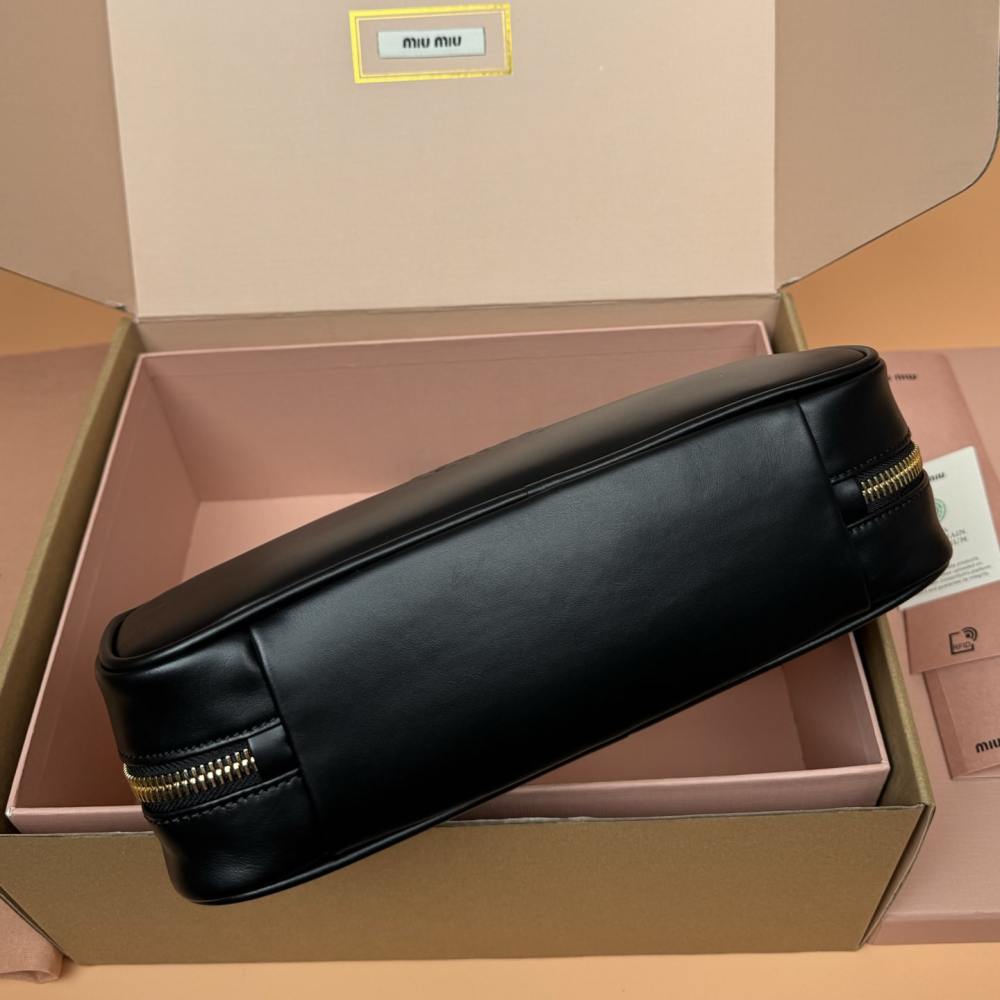 高仿miumiu*Beau系列5BB173小牛皮手提袋黑色免檢版