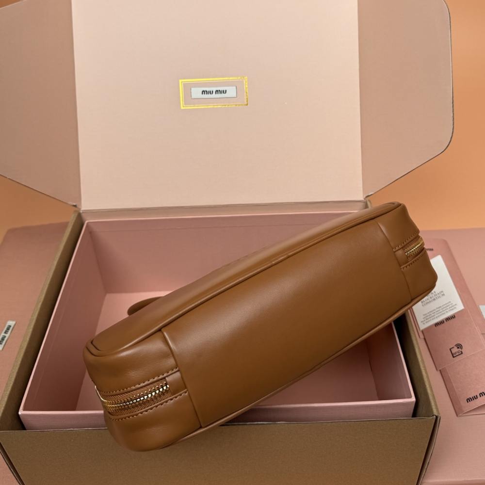 高仿miumiu*Beau系列5BB173小牛皮手提袋棕色免檢版