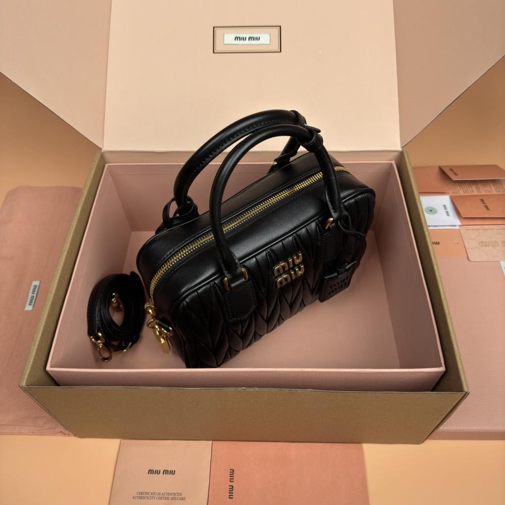 高仿miumiu*Arcadie系列5BB124小羊皮單肩包黑色大號免檢版