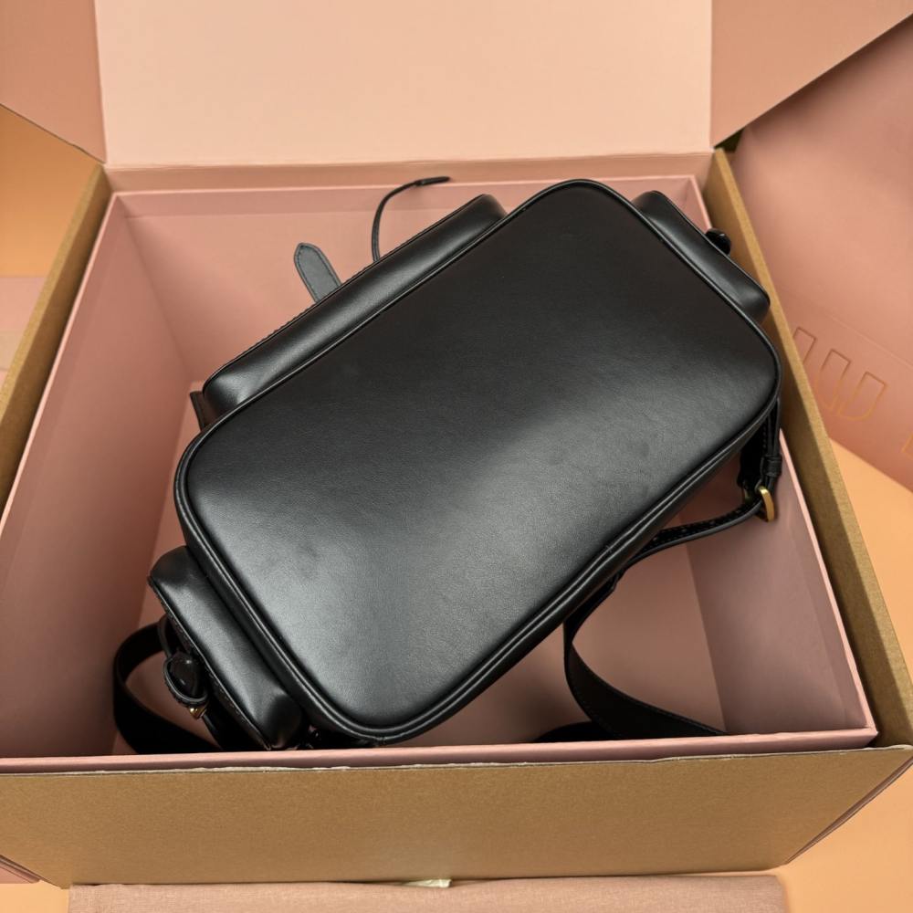 高仿miumiu*5BZ042牛皮雙肩包黑色大號免檢版