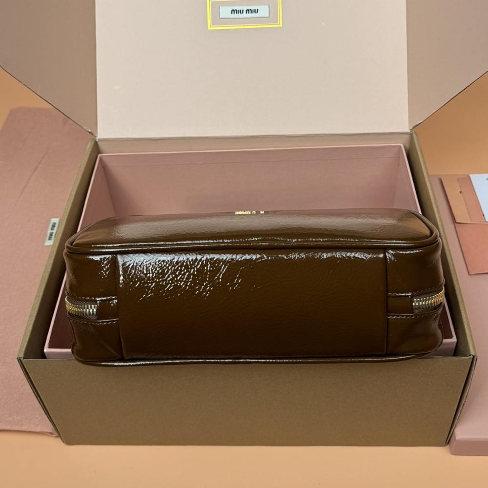 高仿miumiu*Beau系列5BB173漆面羊皮手提包棕色免檢版