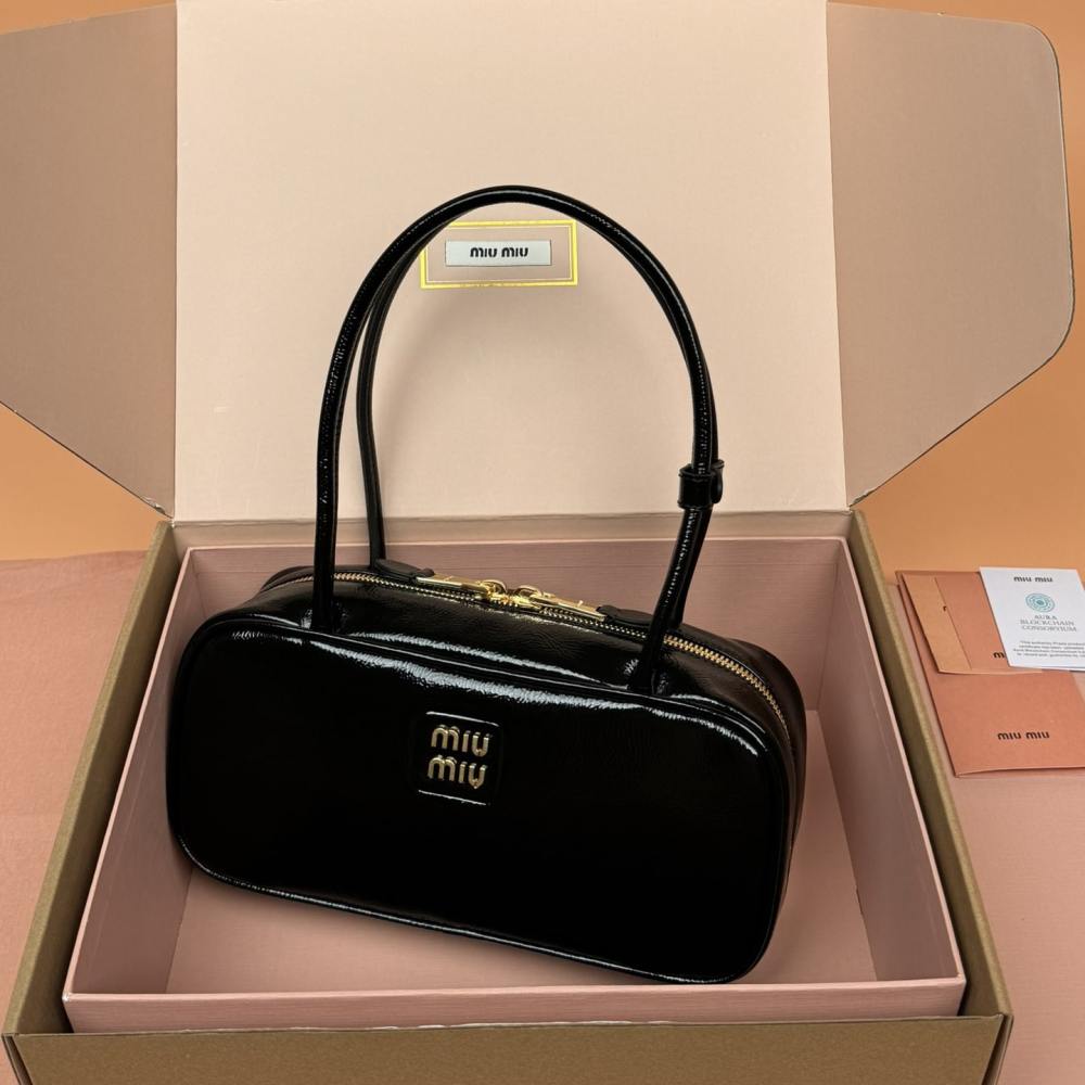 高仿miumiu*Beau系列5BB173漆面羊皮手提包黑色免檢版