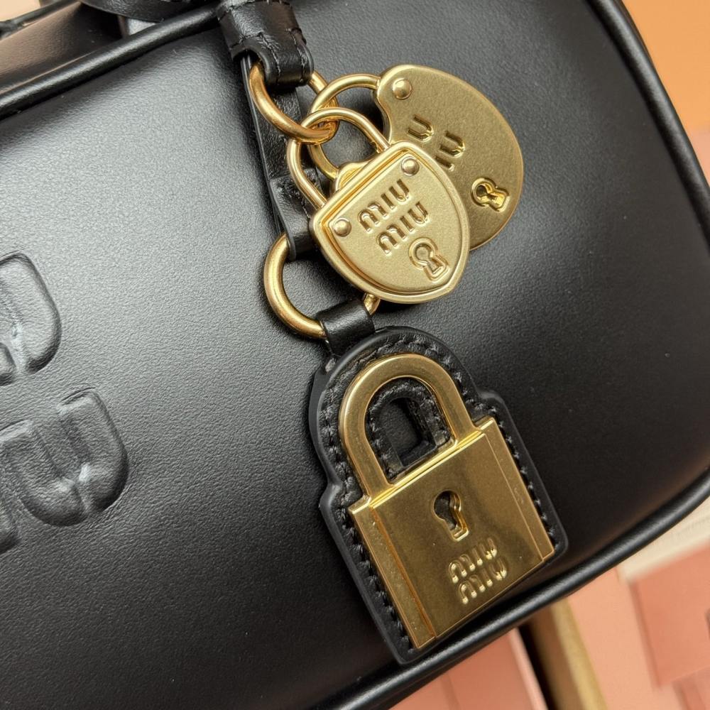 高仿miumiu*Beau系列5BB173小牛皮手提袋黑色免檢版