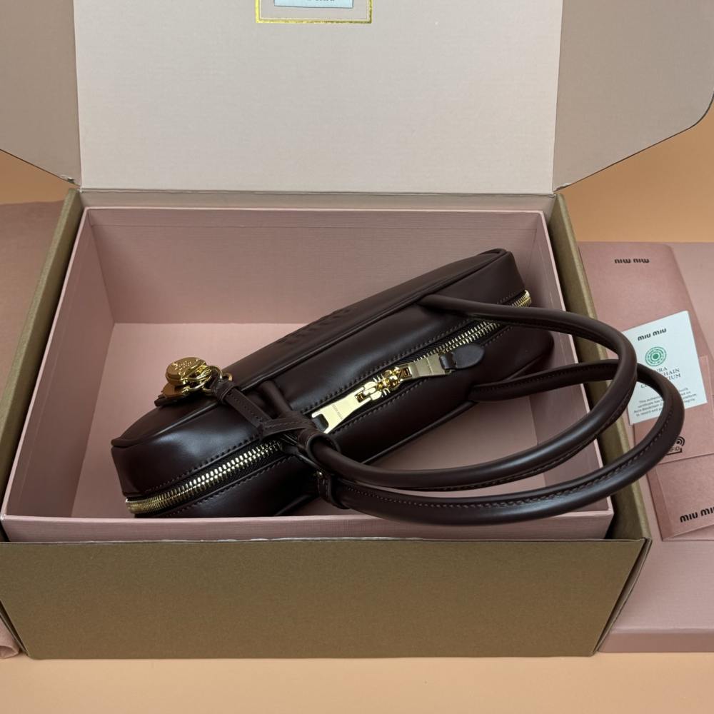 高仿miumiu*Beau系列5BB173小牛皮手提袋石楠木色免檢版