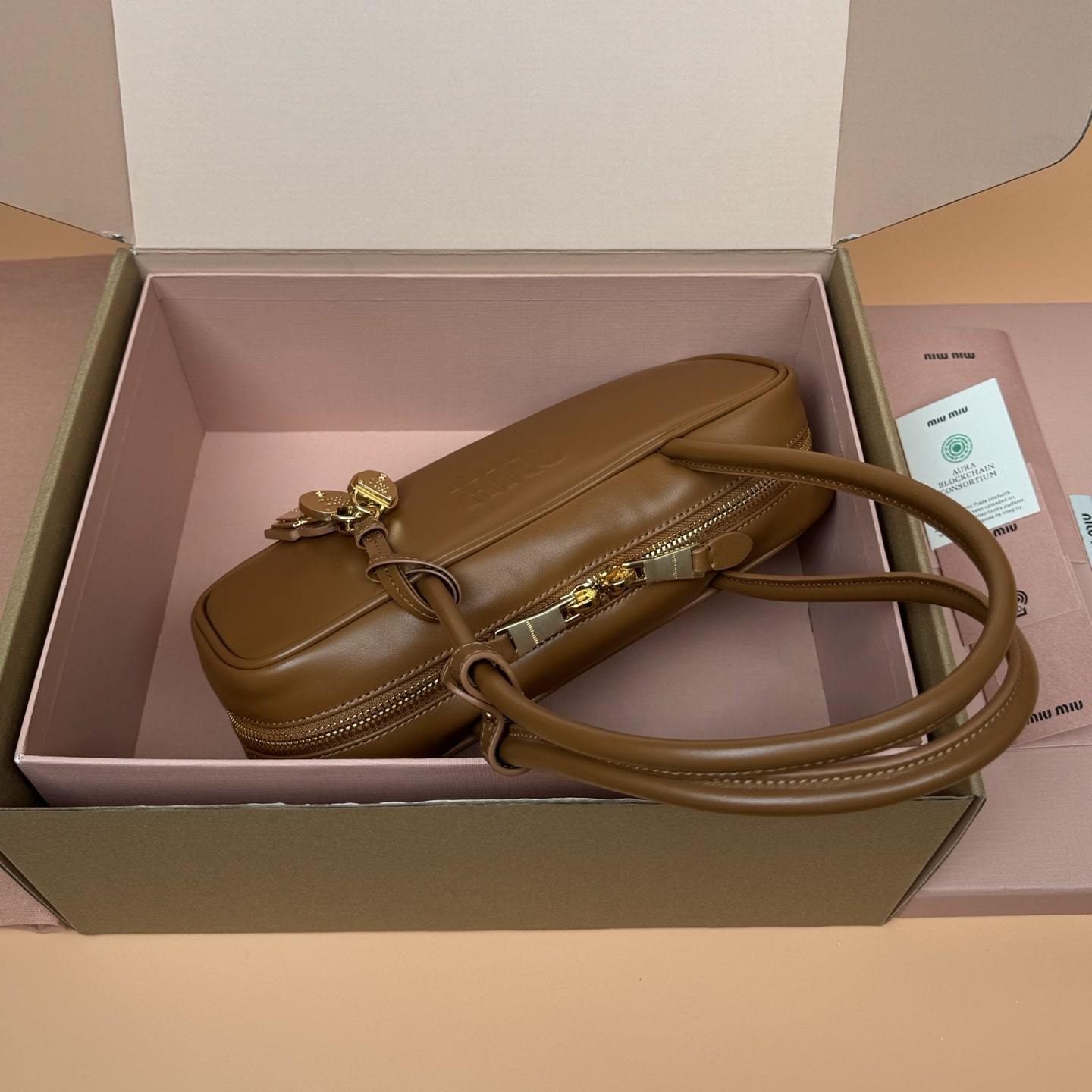 高仿miumiu*Beau系列5BB173小牛皮手提袋棕色免檢版
