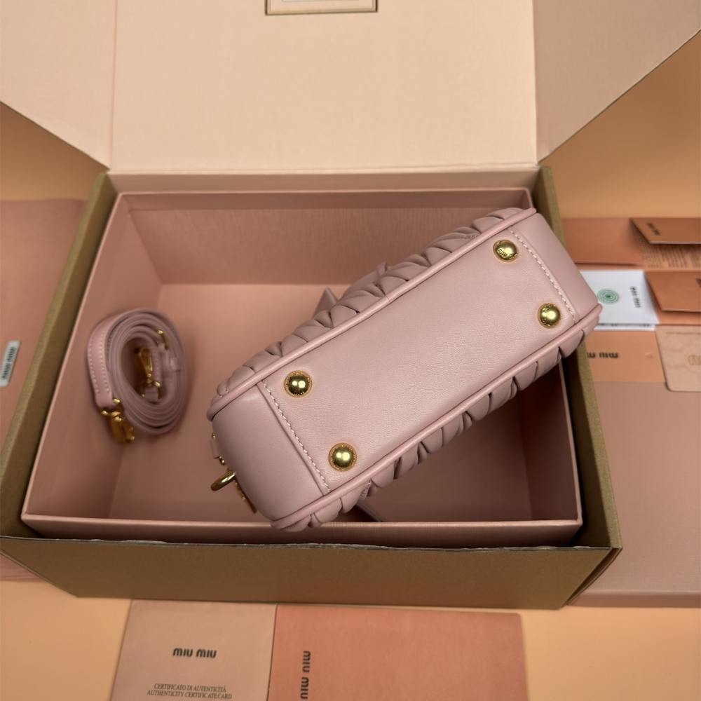 高仿miumiu*Arcadie系列5BB123小羊皮斜挎包粉色小號免檢版