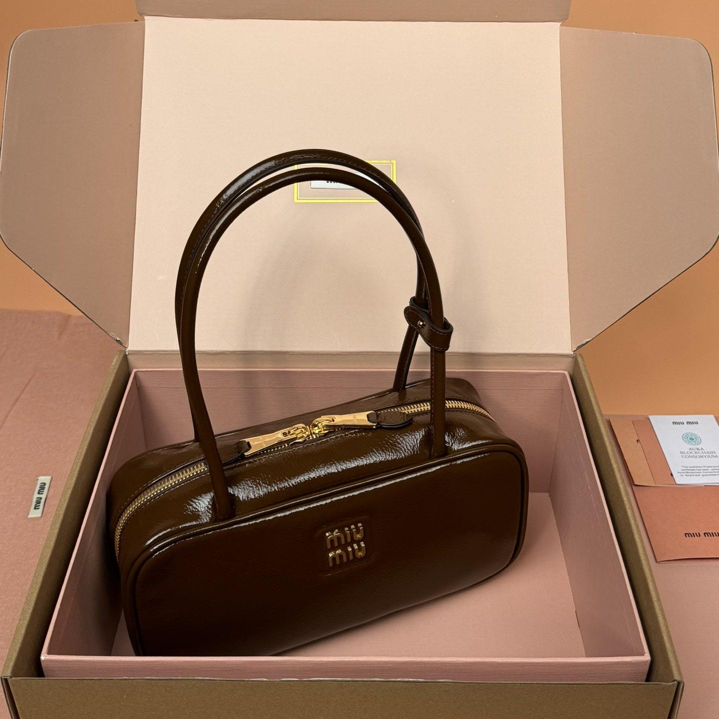 高仿miumiu*Beau系列5BB173漆面羊皮手提包棕色免檢版