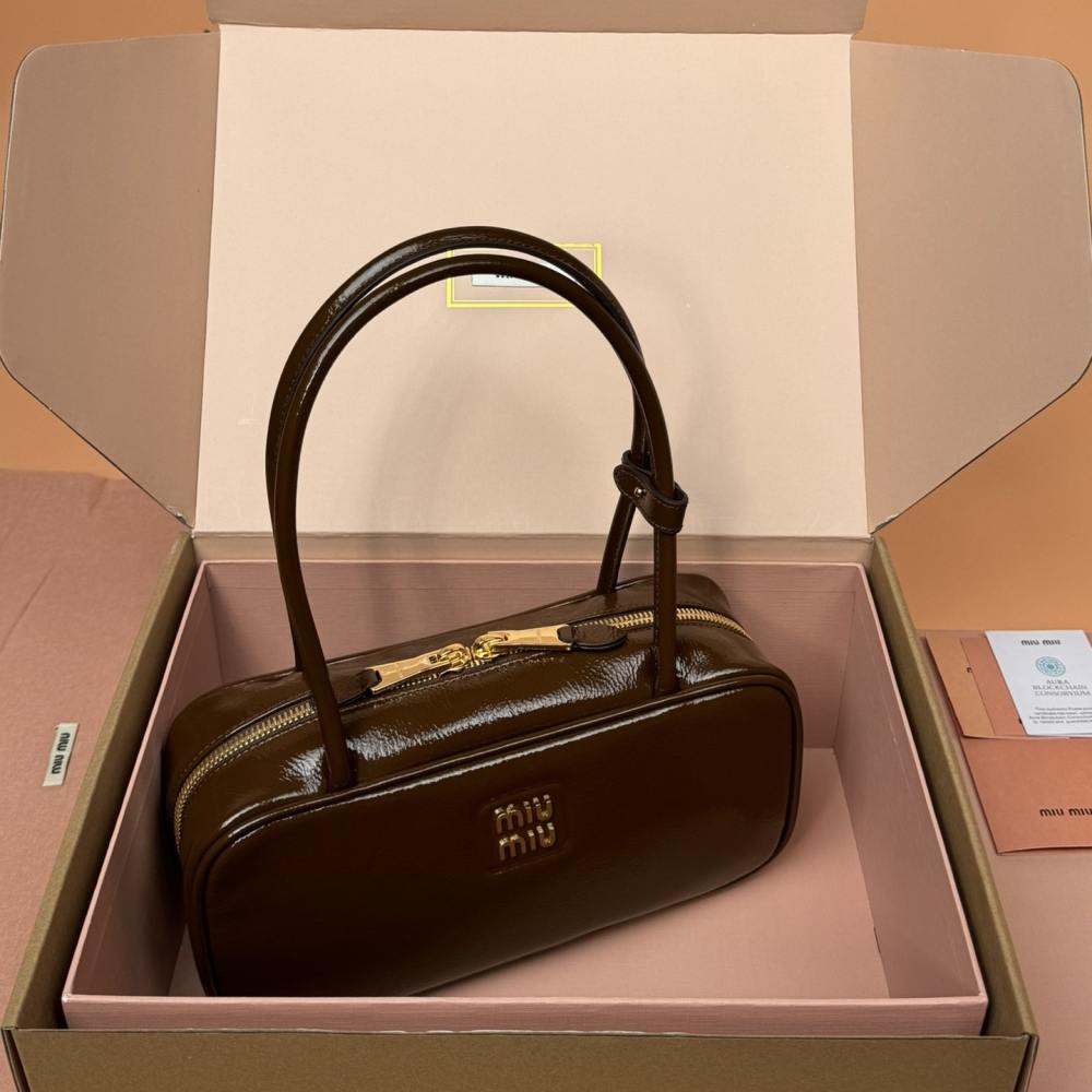 高仿miumiu*Beau系列5BB173漆面羊皮手提包棕色免檢版