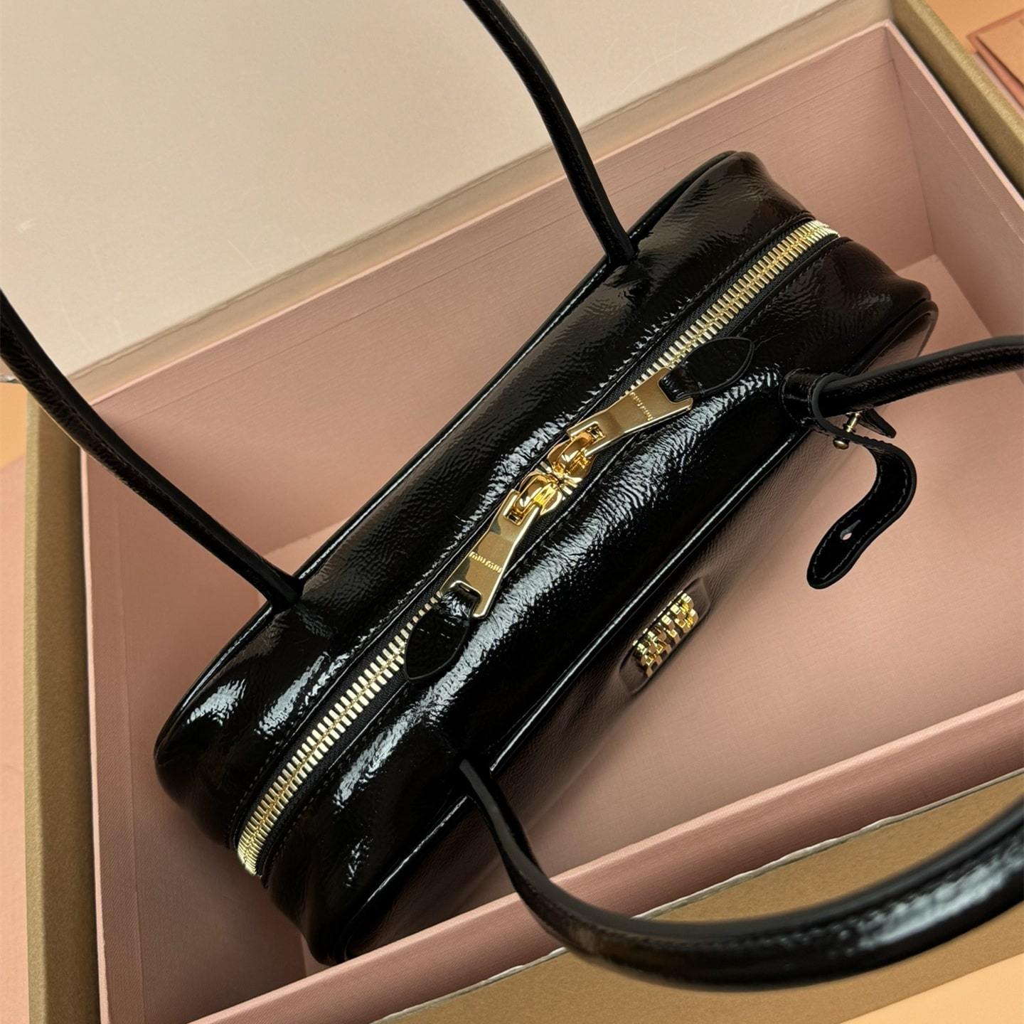 高仿miumiu*Beau系列5BB173漆面羊皮手提包黑色免檢版