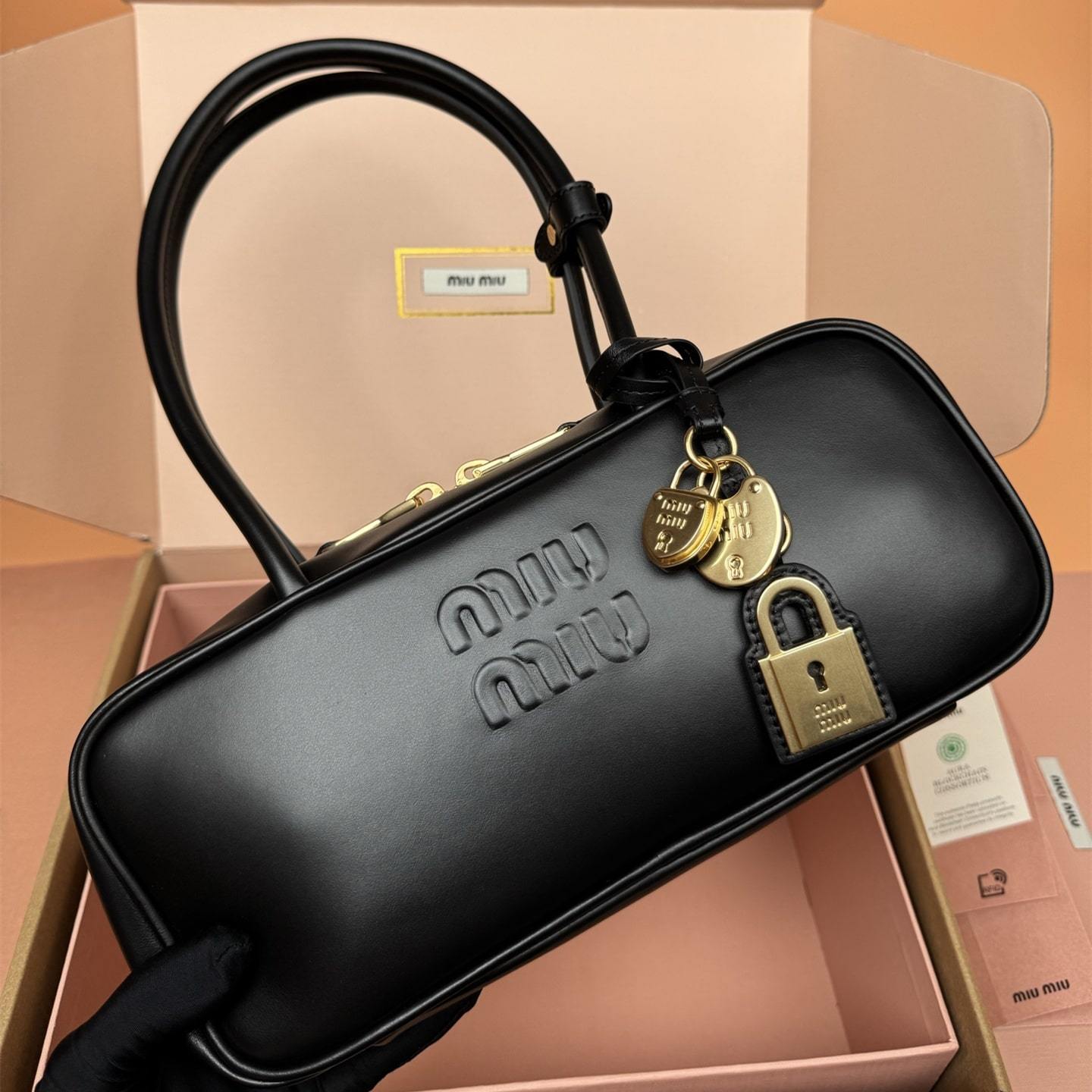 高仿miumiu*Beau系列5BB173小牛皮手提袋黑色免檢版