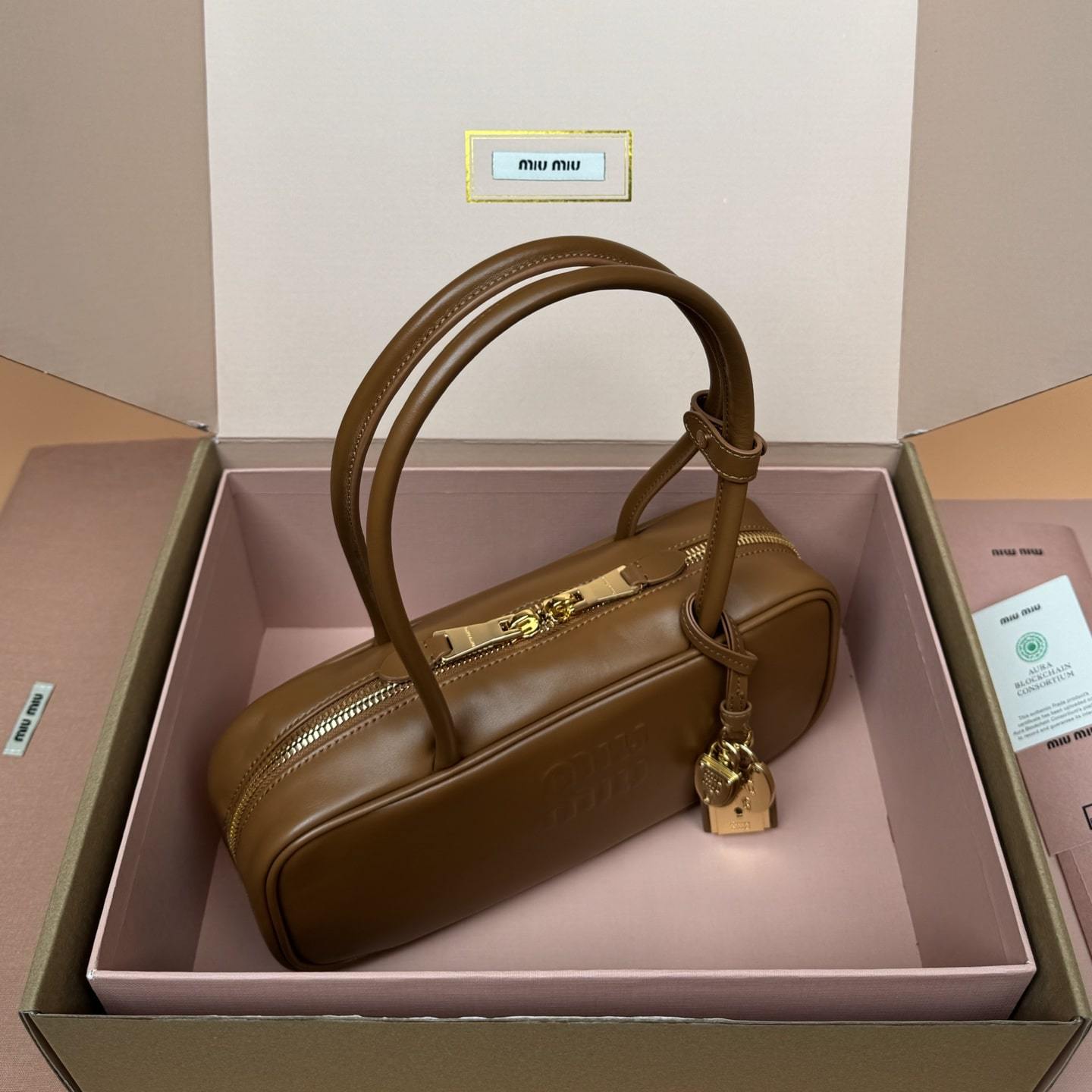 高仿miumiu*Beau系列5BB173小牛皮手提袋棕色免檢版