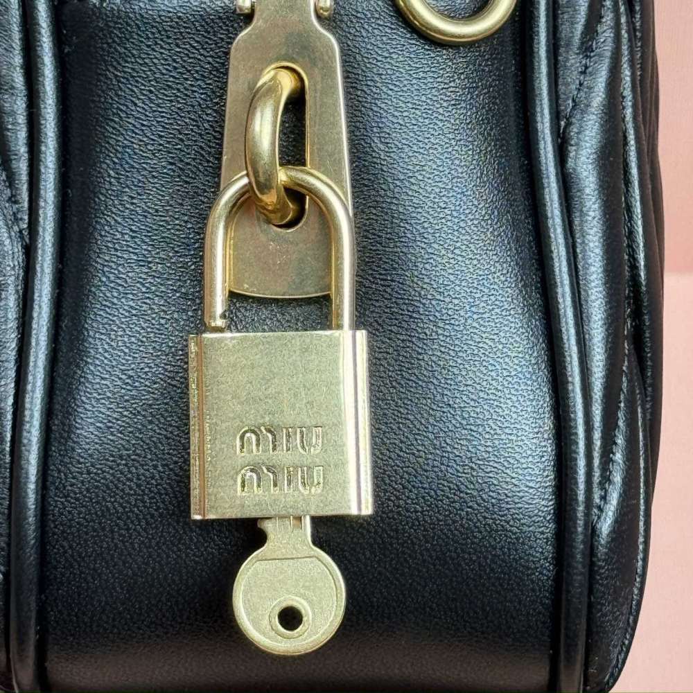 高仿miumiu*Arcadie系列5BB124小羊皮單肩包黑色大號免檢版