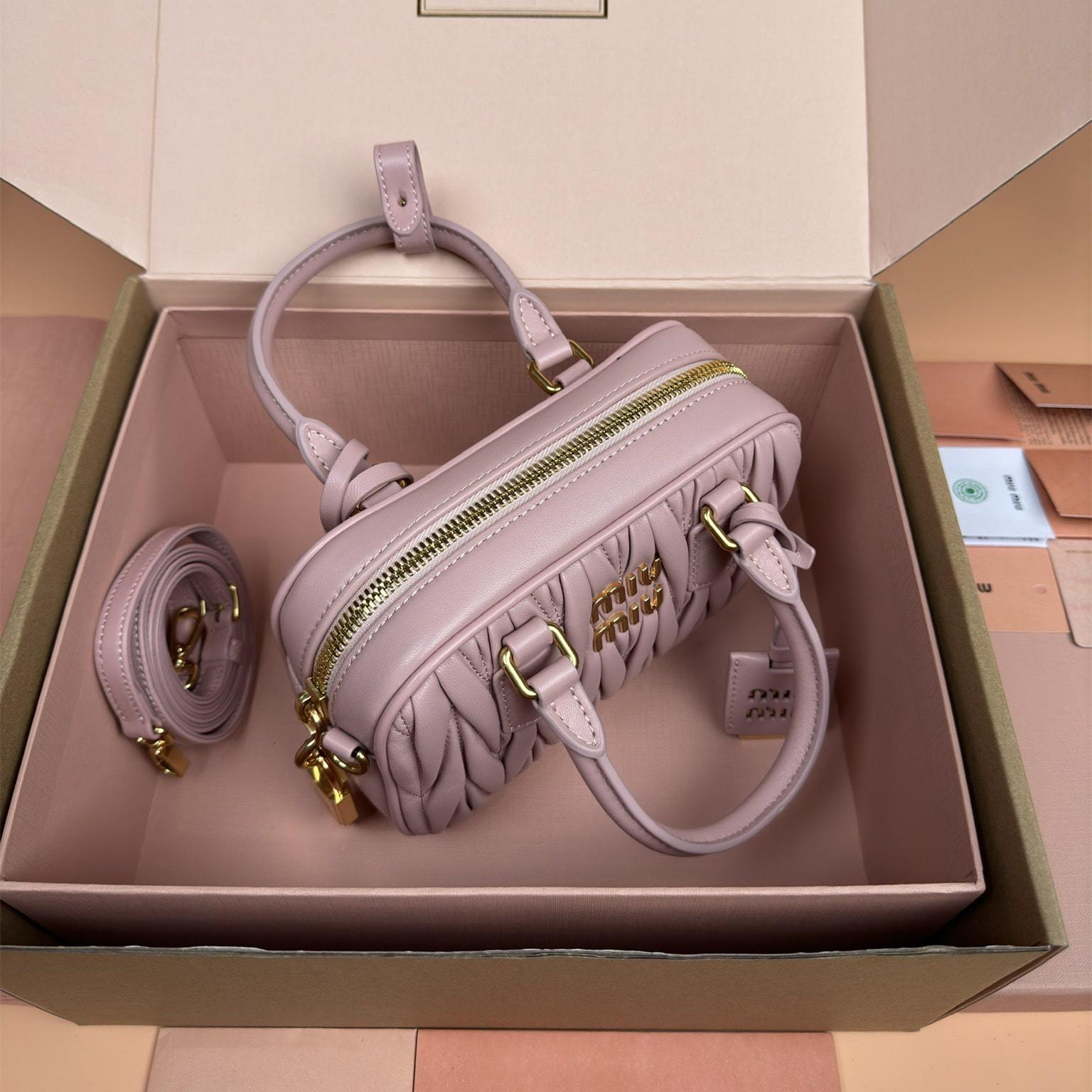 高仿miumiu*Arcadie系列5BB123小羊皮斜挎包粉色小號免檢版