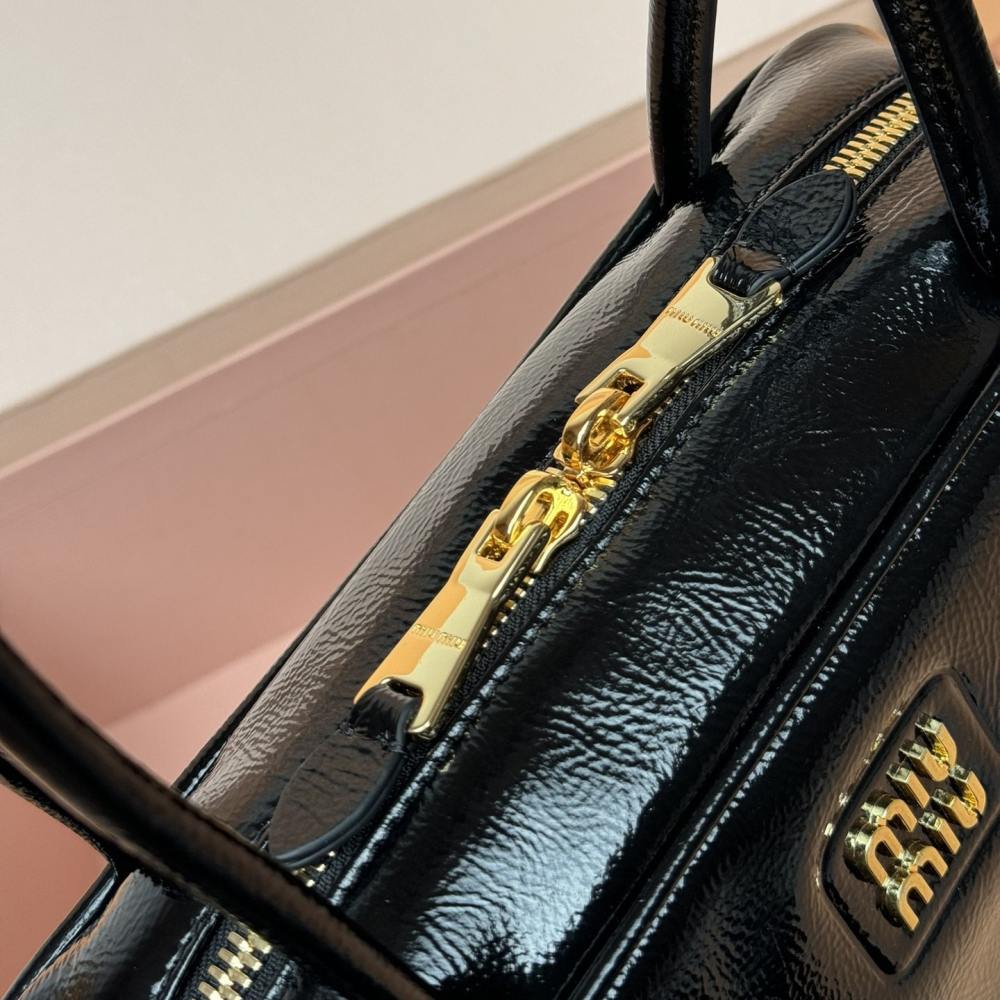 高仿miumiu*Beau系列5BB173漆面羊皮手提包黑色免檢版