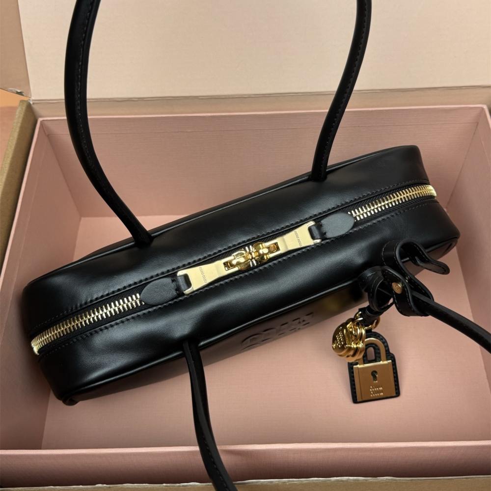 高仿miumiu*Beau系列5BB173小牛皮手提袋黑色免檢版