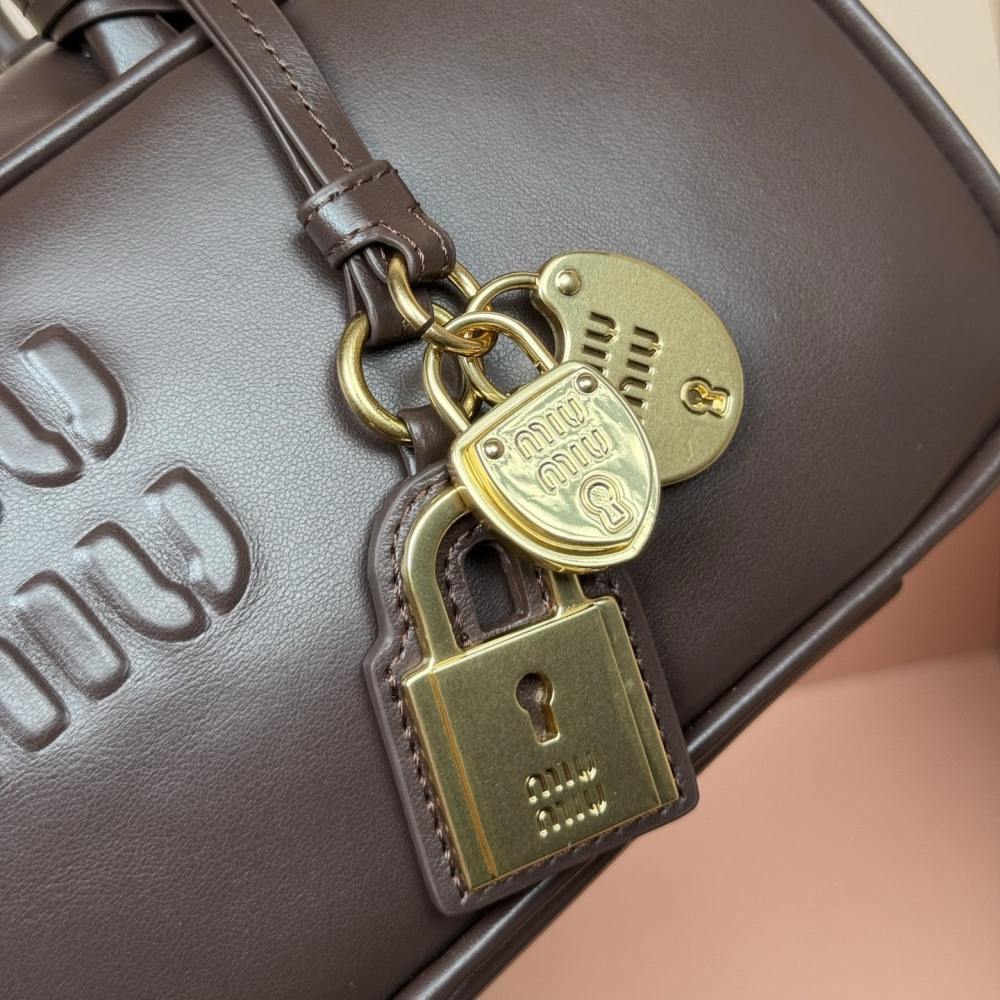 高仿miumiu*Beau系列5BB173小牛皮手提袋石楠木色免檢版