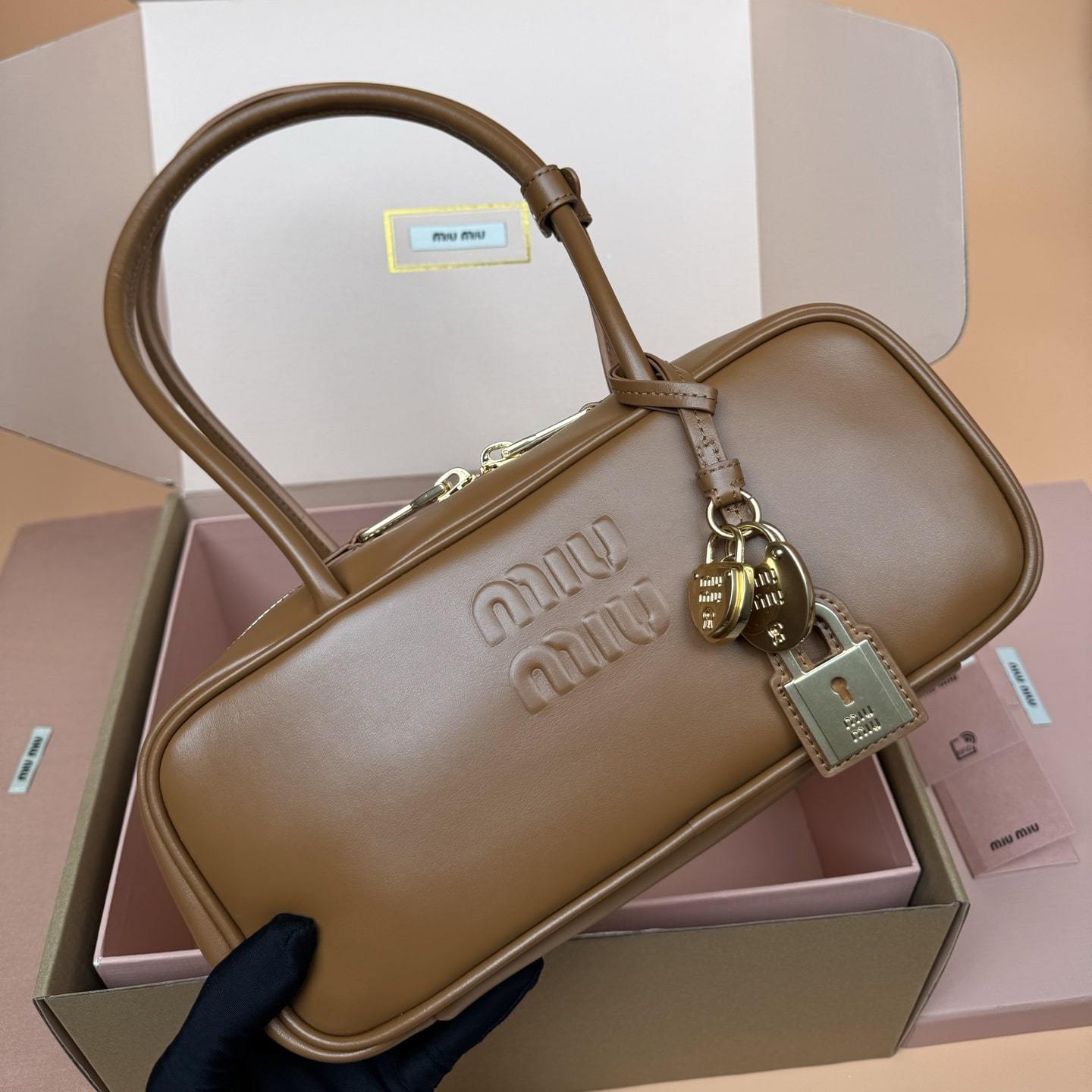 高仿miumiu*Beau系列5BB173小牛皮手提袋棕色免檢版