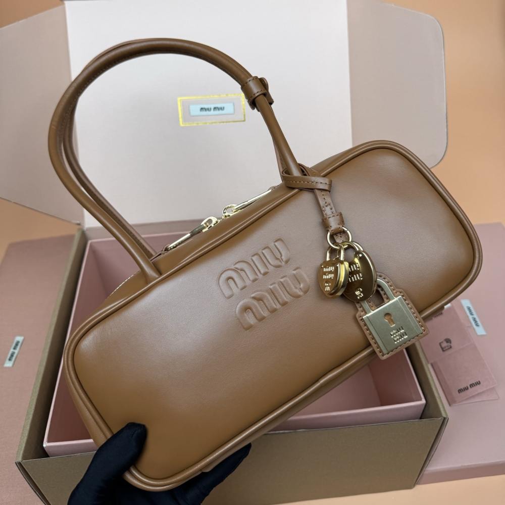 高仿miumiu*Beau系列5BB173小牛皮手提袋棕色免檢版