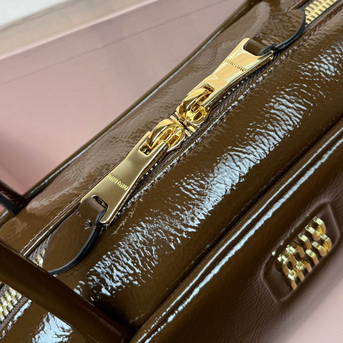 高仿miumiu*Beau系列5BB173漆面羊皮手提包棕色免檢版