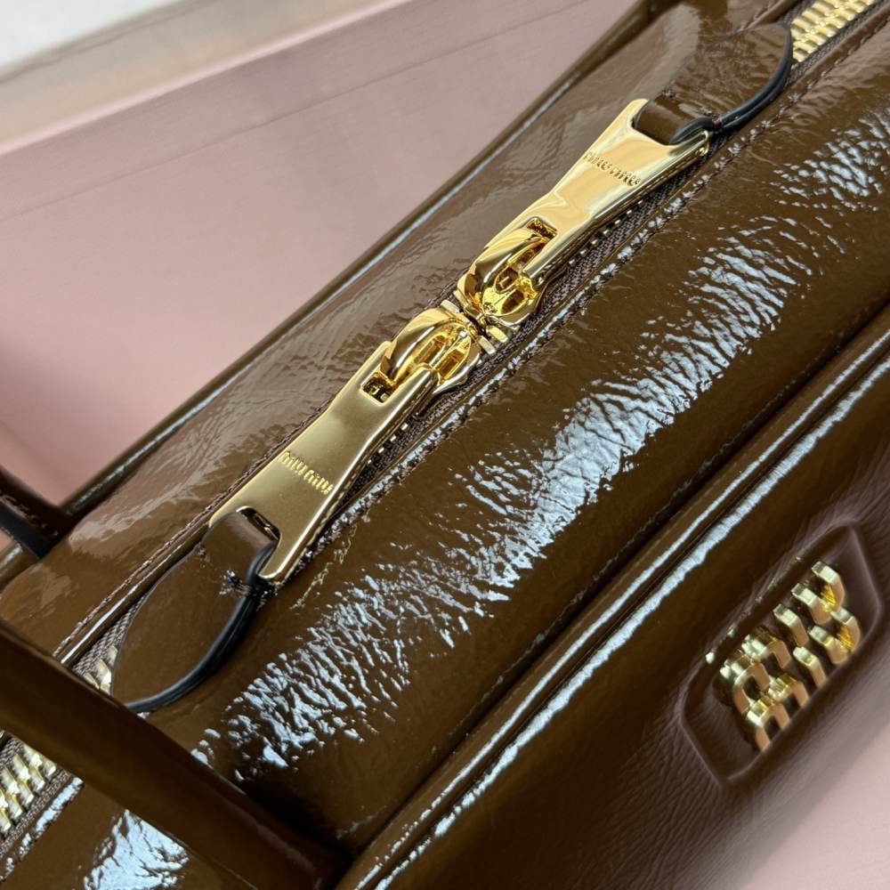 高仿miumiu*Beau系列5BB173漆面羊皮手提包棕色免檢版