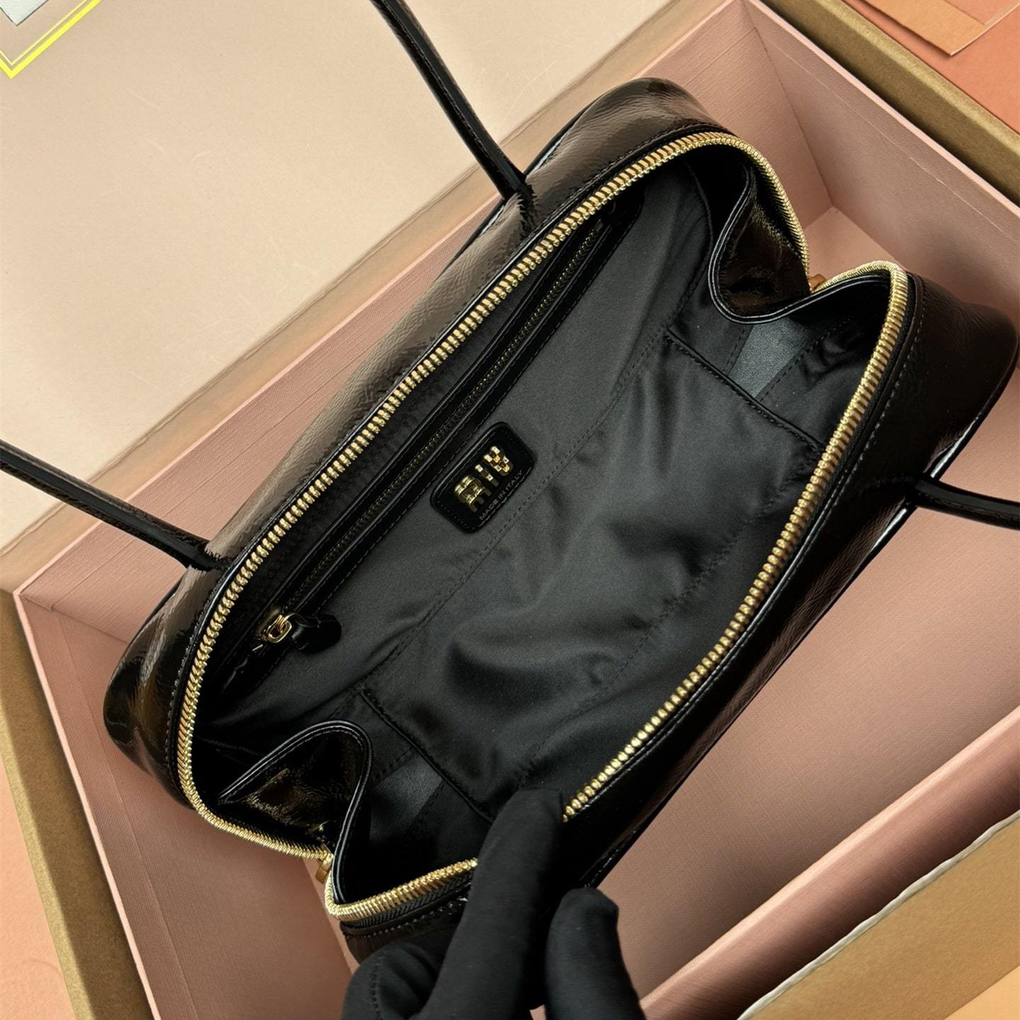 高仿miumiu*Beau系列5BB173漆面羊皮手提包黑色免檢版